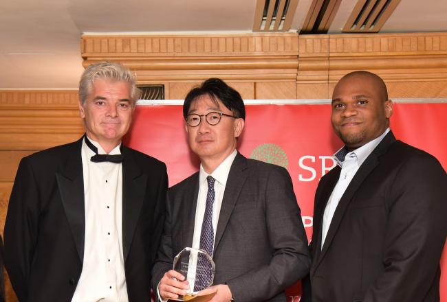 지난 22일 홍콩에서 열린 Asia-Pacific Structured Products & Derivatives Awards 에서 NH투자증권이 아시아 태평양 지역 최우수 발행사에 선정됐다. (사진 왼쪽부터) Richard Jory Global Head of SRP, 이선규 NH투자증권 IC운용본부장, SRP 관계자가 기념사진을 촬영하고 있다)