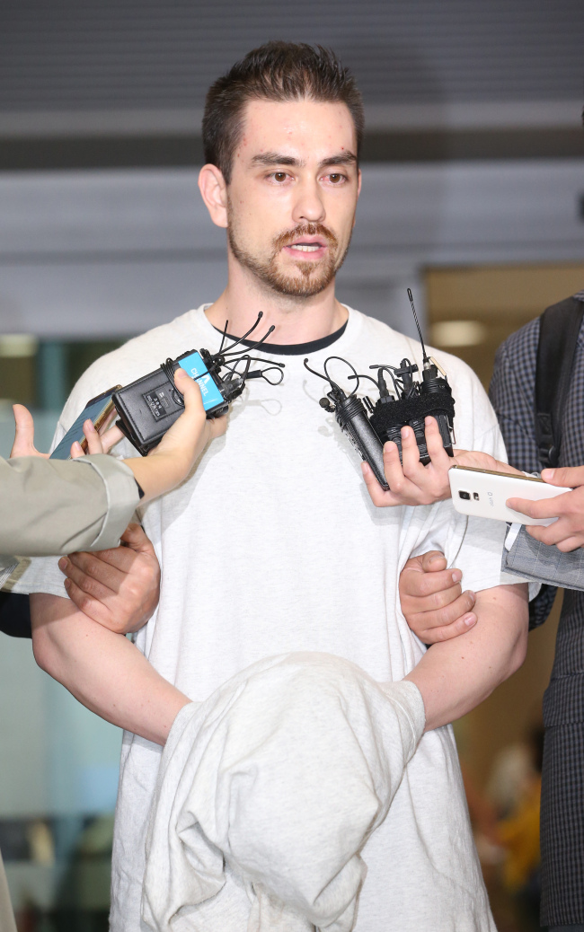 <YONHAP PHOTO-0395> '이태원 살인사건' 패터슨 16년 만에 국내 송환 (영종도=연합뉴스) 임헌정 기자 = '이태원 살인 사건'의 진범으로 지목된 미국인 아더 존 패터슨이 도주한 지 16년 만에 23일 영종도 인천국제공항을 통해 국내로 송환돼 취재진 질문에 답하고 있다. 패터슨은 1997년 4월 서울 이태원의 한 패스트푸드점 화장실에서 조모(당시 22세)씨를 흉기로 살해한 혐의를 받고 있다. 2015.9.23 kane@yna.co.kr/2015-09-23 05:19:13/ <저작권자 ⓒ 1980-2015 ㈜연합뉴스. 무단 전재 재배포 금지.>
Arthur John Patterson.   Yonhap