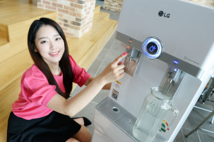 LG RELEASES NEW WATER PURIFIER -- LG Electronics recently introduced a new water purifier, the first in Korea that uses an inverter compressor. The energy-efficient, stand type water purifier offers cold water in large amounts and is suitable for commercial areas with a lot of people. (LGE)