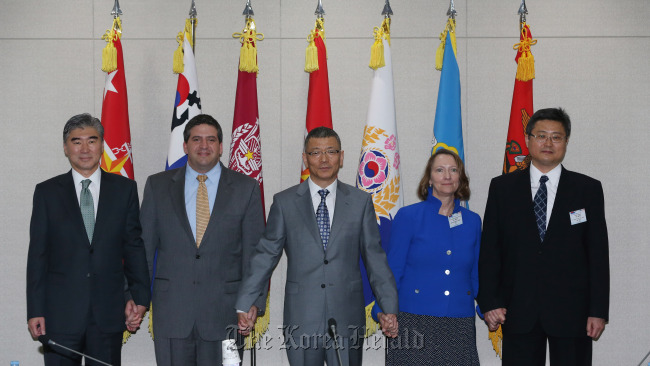 Participants of the Korea-U.S. Integrated Defense Dialogue pose before their meeting in Seoul on Wednesday. From left are Sung Kim, U.S. special representative for North Korea policy; Abraham Denmark, U.S. deputy assistant secretary of defense for East Asia; Yoo Jeh-seung, South Korea's deputy defense minister; Elaine Bunn, U.S. deputy assistant secretary of defense for nuclear and missile defense policy; and Shin Chae-hyun, director general for North American affairs at Seoul's Foreign Ministry. (Yonhap)