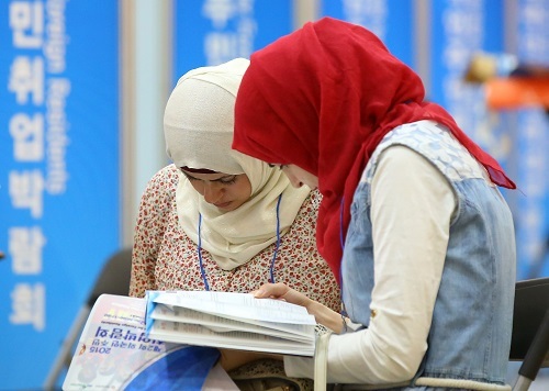 Participants attend the 2015 Seoul Global Center Job Fair for Foreign Residents in COEX, southern Seoul, on Tuesday.  Yonhap