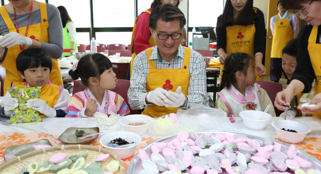 <YONHAP PHOTO-2621> 송편 빚는 유종필 관악구청장 (서울=연합뉴스) 유종필 관악구청장이 23일 서울 관악구 신림복지관에서 열린 '추석맞이 송편 빚기 행사'에서 송편을 빚고 있다. 2015.9.23 << 관악구청 제공 >> photo@yna.co.kr/2015-09-23 16:56:40/ <저작권자 ⓒ 1980-2015 ㈜연합뉴스. 무단 전재 재배포 금지.>
<YONHAP PHOTO-2621> 송편 빚는 유종필 관악구청장 (서울=연합뉴스) 유종필 관악구청장이 23일 서울 관악구 신림복지관에서 열린 '추석맞이 송편 빚기 행사'에서 송편을 빚고 있다. 2015.9.23 << 관악구청 제공 >> photo@yna.co.kr/2015-09-23 16:56:40/ <저작권자 ⓒ 1980-2015 ㈜연합뉴스. 무단 전재 재배포 금지.>