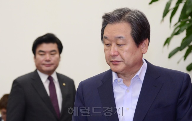 김무성 새누리당 대표와 원유철 원내대표가 24일 오전 국회에서 열린 최고위원회의에 참석하고 있다. 김 대표는 이날 노동개혁 방향에 반발해 총파업 집회를 열고 다음달 민중총궐기 대회를 예고한 민주노총에 대해 “더이상 노동자대표가 아니다”며 강도 높게 비판했다. 박해묵 기자/mook@