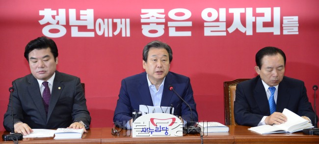 김무성 새누리당 대표가 24일 오전 국회에서 열린 최고위원회의에서 모두발언을 하고 있다. 박해묵 기자/mook@heraldcorp.com