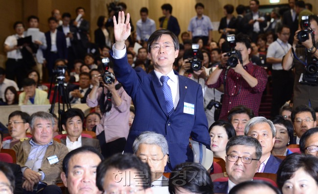조경태 새정치연합 의원이 지난 16일 중앙위에서 회의 비공개 전환에 반대하는 발언을 하고 있다. 박해묵 기자/mook@heraldcorp.com
