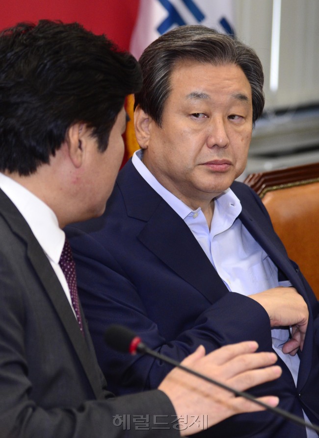김무성 새누리당 대표가 24일 국회에서 열린 최고위원회의에서 원유철 원내대표와 이야기를 나누고 있다. 박해묵 기자/mook@heraldcorp.com