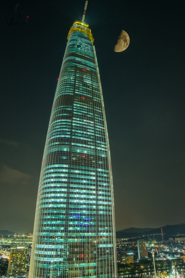 롯데물산이 이번 한가위 ‘슈퍼문(Super Moon)’을 기념해 오는 26일부터 29일까지
나흘간 ‘롯데월드타워 슈퍼문 사진 콘테스트’를 진행한다. 사진은 지난 9월22일 롯데물산이 찍은 롯데월드타워와 달 전경. [사진제공=롯데물산]