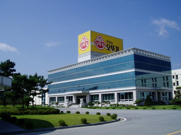 충북 음성군에 위치한 오뚜기 대풍공장은 전 제조라인의 자동화 및 위해요소중점관리(HACCP) 위생설비를 구비한 최첨단 공장으로, 환경을 생각하는 식품기업 오뚜기의 대표적인 시설이다. 사진은 대풍공장 전경.