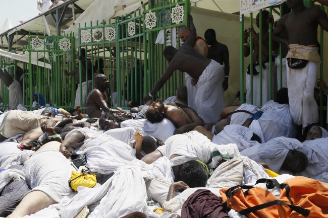 Muslim pilgrims gather around bodies of people crushed in Mina, Saudi Arabia during the annual hajj pilgrimage on Thursday. (AP-Yonhap)