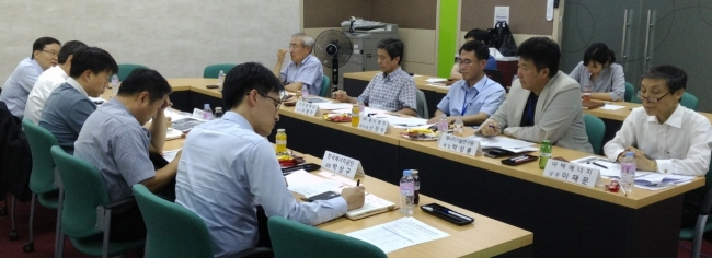 한국에너지공단이 23~24일 에너지공단 본사에서 개최한 에너지절감 기술정보 서비스(EG-TIPS) 전문가 간담회에서 참석자들이 열띤 토론을 벌이고 있다.  [사진제공=에너지공단]