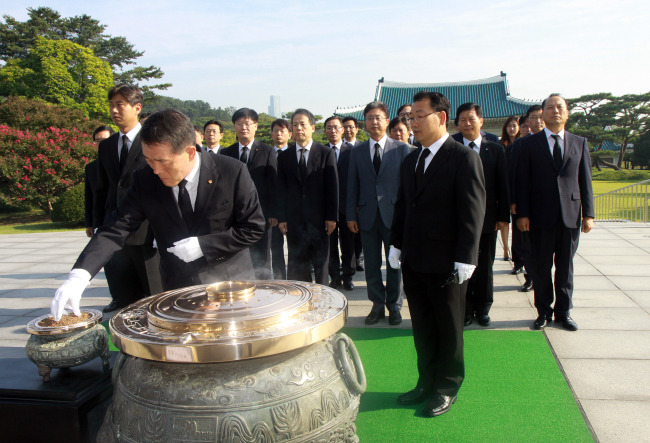 <YONHAP PHOTO-2148> ㈜한화, 국군의 날 앞두고 현충원 참배 (서울=연합뉴스) 이태종 한화 사장과 임직원들이 국군의 날을 맞아 24일 서울 동작구 국립서울현충원을 방문해 참배하고 있다. 2015.9.25 << ㈜한화 제공 >> photo@yna.co.kr/2015-09-25 08:33:08/ <저작권자 ⓒ 1980-2015 ㈜연합뉴스. 무단 전재 재배포 금지.>