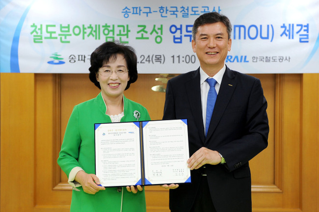 코레일-송파구, ‘철도안전체험관’ 건립 업무협약 체결 (서울=연합뉴스) 박춘희 송파구청장(왼쪽)과 정인수 한국철도공사 연구원장이 24일 오전 서울 송파구청에서‘철도안전체험관’건립을 위한 업무협약을 체결한 후 기념촬영하고 있다. 2015.9.24 << 코레일 제공 >> photo@yna.co.kr (끝)
코레일-송파구, ‘철도안전체험관’ 건립 업무협약 체결 (서울=연합뉴스) 박춘희 송파구청장(왼쪽)과 정인수 한국철도공사 연구원장이 24일 오전 서울 송파구청에서‘철도안전체험관’건립을 위한 업무협약을 체결한 후 기념촬영하고 있다. 2015.9.24 << 코레일 제공 >> photo@yna.co.kr (끝)