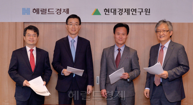 헤럴드경제와 현대경제연구원의 연중기획 좌담회‘ 2015년 한국경제 구조개혁의 골든타임’의 다섯번째 주제인‘ 공공개혁’ 좌담회가 지난 23일 서울 소공동 롯데호텔에서 열렸다. 강인수(오른쪽부터) 현대경제연구원 원장 사회로 박진 KDI 국제정책대학원 교수, 방문규 기획재정부 제2차관, 박형수 한국조세재정연구원 원장이 참석해 공공개혁의 방향과 과제에 대해 토론했다. 이상섭 기자/babtong@heraldcorp.com