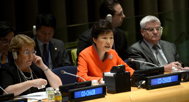 President Park Geun-hye (center) and her Chilean counterpart Michelle Bachelet (left) co-chair the U.N. Sustainable Development Summit on Sunday. (Yonhap)