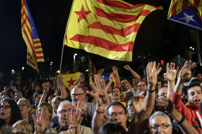 Supporters of the Junts Pel Si or “Together for Yes” party celebrate following the result of the Catalonian parliamentary election in Barcelona, Spain, on Sunday. Catalans began voting on Sunday in an election that may determine whether the region pushes ahead with its campaign to break away from Spain and create a new European state. (Bloomberg)