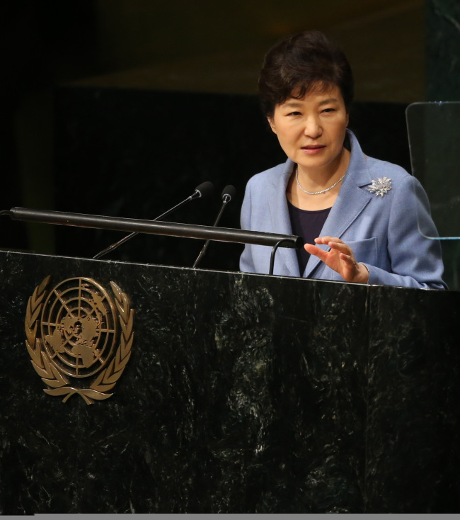 <YONHAP PHOTO-0412> 박 대통령, 제70차 유엔총회 기조연설 (뉴욕=연합뉴스) 백승렬 기자 = 유엔 개발정상회의 및 제70차 총회 참석차 미국 뉴욕을 방문 중인 박근혜 대통령이 28일(현지시간) 유엔본부에서 열린 유엔총회에서 기조연설을 하고 있다. 2015.9.29 srbaek@yna.co.kr/2015-09-29 03:38:15/ <저작권자 ⓒ 1980-2015 ㈜연합뉴스. 무단 전재 재배포 금지.>
President Park Geun-hye