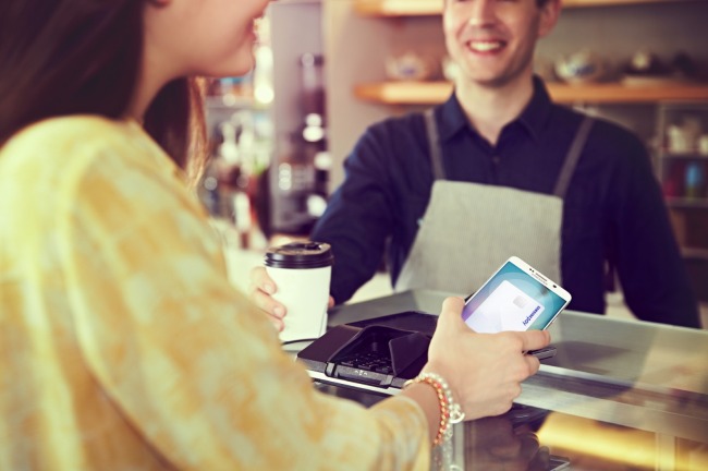 SAMSUNG PAY AVAILABLE IN U.S. -- Tech giant Samsung Electronics launched its mobile payment service Samsung Pay in the U.S. market Monday. Samsung Pay allows users to make purchases with either traditional magnetic stripe terminals or NFC-enabled terminals. (Samsung)
