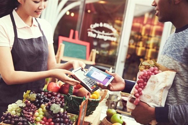 SAMSUNG PAY AVAILABLE IN U.S. -- Tech giant Samsung Electronics launched its mobile payment service Samsung Pay in the U.S. market Monday. Samsung Pay allows users to make purchases with either traditional magnetic stripe terminals or NFC-enabled terminals. (Samsung)