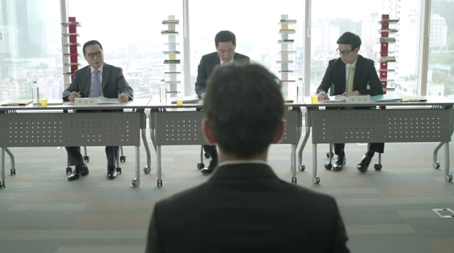 취업준비생과 인사담당자 사이의 인식차이는 서류전형 부터 시작돼 직무적성검사, 면접에 이르기까지 거의 모든 과정에 걸쳐 빠짐없이 드러난다. 그 중에서도 가장 큰 간극이 발생하는 대목은 직무적성검사로 밝혀졌다. <사진은 tvN 드라마 잉여공주의 한 장면>