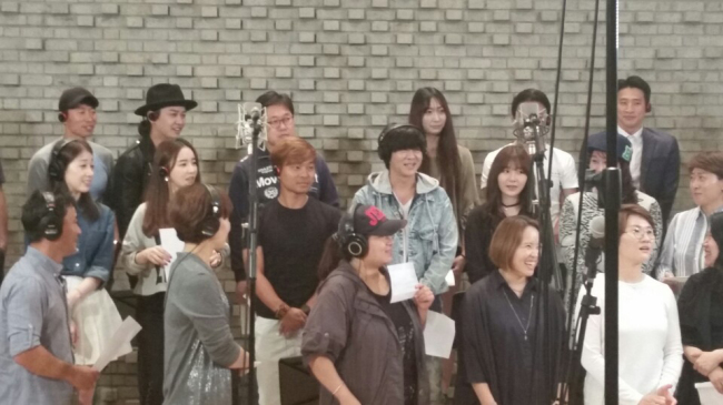 서울시, '희망나눔 캠페인 송 키다리아저씨' 음원 발표 (서울=연합뉴스) 서울시가 기부·나눔 문화 확산을 위하여 김장훈 등 유명가수 및 한국을 빛낸 스포츠 스타와 고교생이 함께 만든 '희망나눔 캠페인 송'키다리 아저씨’를 제작해 10월 2일 온라인 음원 사이트를 통하여 공개 발표한다. 희망나눔 캠페인 송 제작에는 가수 김장훈을 비롯해 윤도현, 강균성 등이 참여했으며 '우생순' 주인공 핸드볼 임오경(단장)을 비롯해 유도의 김재엽·김민수, 사격의 여갑순, 빙상 쇼트트랙의 조혜리, 축구선수 최성국 등 15명의 국가대표 출신 스포츠 선수들이 재능기부 형식으로 참여했다. 음원 판매 수입금은 서울시사회복지협의회를 통하여 불우한 이웃을 돕는 일에 전액 사용될 예정이다. 2015.9.30 << 서울시 제공 >> photo@yna.co.kr (끝)