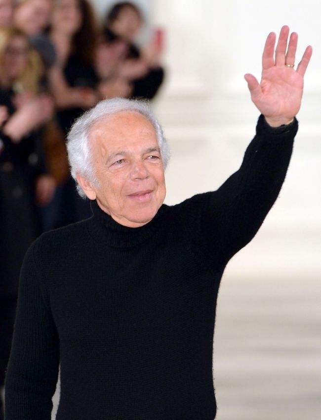 <YONHAP PHOTO-1518> (FILES) In this February 13, 2014 file photo, designer Ralph Lauren waves on the runway at the end of his show during the Mercedes-Benz Fashion Week Fall/Winter 2014 shows in New York. Ralph Lauren, creator of the Polo brand and an iconic figure in the US fashion industry, will step aside as chief executive of his namesake company, the company announced on September 29, 2015. Lauren, 75, will hand over the top executive post to Stefan Larsson, global president of the Old Navy brand for Gap in November. Lauren will continue to serve as executive chairman and chief creative officer. AFP PHOTO/Stan HONDA / FILES /2015-09-30 06:41:53/ <저작권자 ⓒ 1980-2015 ㈜연합뉴스. 무단 전재 재배포 금지.>
Designer Ralph Lauren.   AFP-Yonhap