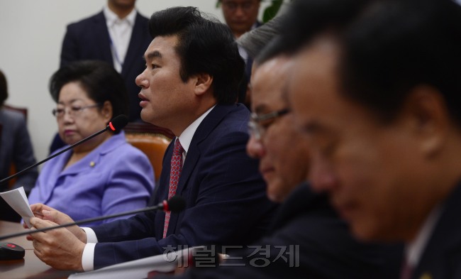 원유철 새누리당 원내대표가 30일 오전 서울 여의도 국회에서 열린 최고중진연석회의에서 모두발언을 하고 있다. 박해묵 기자/mook@heraldcorp.com