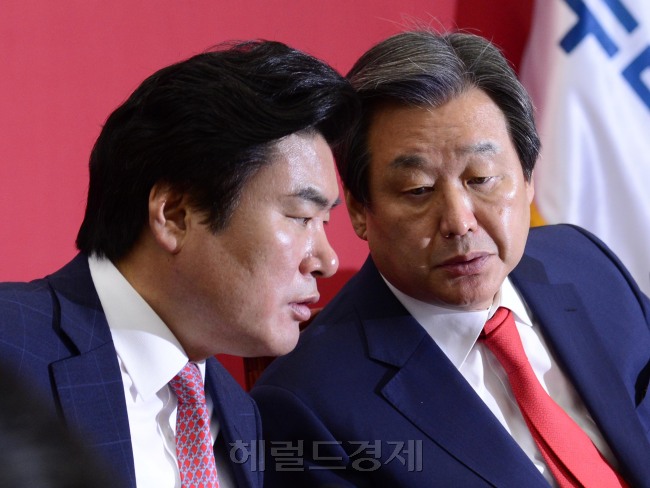 김무성 새누리당 대표와 원유철 원내대표가 30일 오전 서울 여의도 국회에서 열린 최고중진연석회의에서 굳은 표정으로 이야기를 나누고 있다. 박해묵 기자/mook@heraldcorp.com
