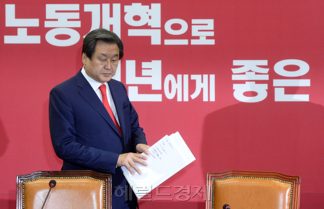 김무성 새누리당 대표가 30일 국회에서 열린 최고위원ㆍ중진연석회의에 무거운 표정으로 입장하고 있다. 박해묵 기자/mook@heraldcorp.com