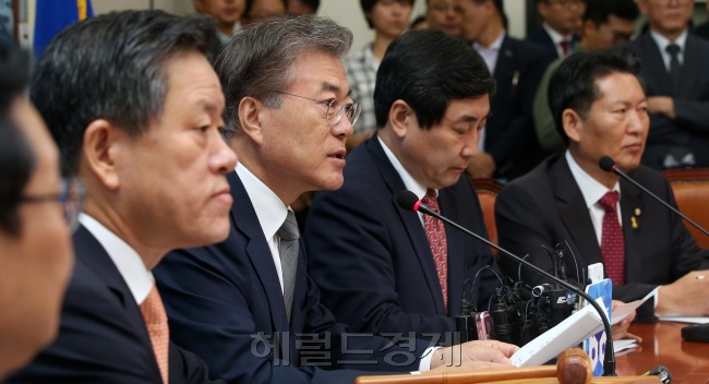 문재인 새정치민주연합 대표가 30일 오전 서울 여의도 국회에서 열린 최고위원회의에서 모두발언을 하고 있다. 박해묵 기자/mook@heraldcorp.com