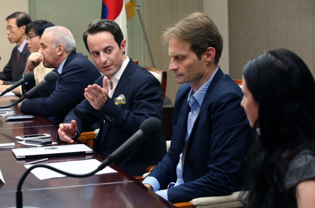 <YONHAP PHOTO-2210> 미 인권재단 HRF, 북한인권법안 통과 촉구 기자회견 (서울=연합뉴스) 전수영 기자 = 미국 인권재단(HRF, Human Rights Foundation)이 30일 오전 서울 프레스센터에서 북한인권법안 국회 통과를 촉구하는 기자회견을 개최, 토르 할보르센(오른쪽세번째)이 모두발언을 하고 있다. 왼쪽 세번째부터 러시아 민주 인권 운동가로 HRF의 고문 위원장을 맡고 있는 개리 캐스파로프, 토르 할보르센, 세르비아 출신의 인권 운동가인 세르자 폽포비치. 2015.9.30 swimer@yna.co.kr/2015-09-30 13:36:40/ <저작권자 ⓒ 1980-2015 ㈜연합뉴스. 무단 전재 재배포 금지.>
Human rights activists and experts attend a conference Wednesday on human rights abuses in the North at the Seoul Press Center in central Seoul.   Yonhap