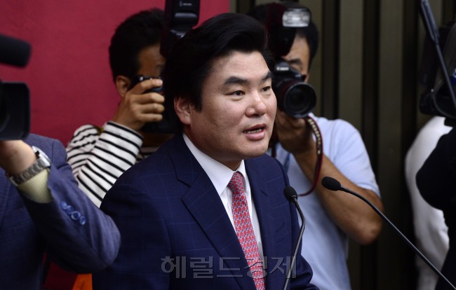 원유철 새누리당 원내대표는 1일 농어촌 의원 의석수 문제를 포함한 선거구 획정 논의를 위해 새정치민주연합 측에 양당 대표 및 원내대표가 참여하는 2+2회담을 제안했으나 새정치연합은 이를 거부했다. 사진은 전날 의원총회에서 원 원내대표가 발언하는 모습. 박해묵 기자/mook@heraldcorp.com