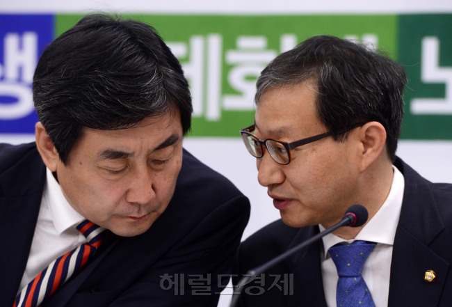 이종걸 새정치민주연합 원내대표가 1일 오전 서울 여의도 국회에서 열린 국감대책회의에서 김성주 수석부의장과 이야기를 나누고 있다. 박해묵 기자/mook@heraldcorp.com