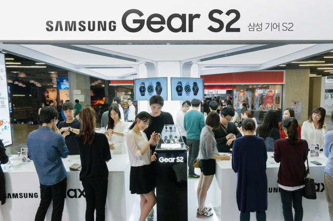 SAMSUNG GEAR S2 HITS SHELVES IN KOREA— Tech giant Samsung Electronics’ new smartwatch Samsung Gear S2 went on sale Thursday in Seoul. The round-face wearable comes in two models -- the Gear S2 and Gear S2 Classic priced at 333,000 won ($280) and 374,000 won, respectively. (Samsung)