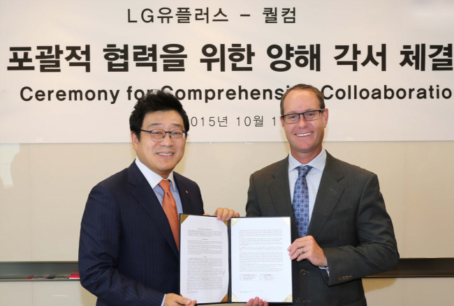 COLLABORATION TO NURTURE IOT -- Korean wireless carrier LG Uplus and chipmaker Qualcomm have pledged to work together to cultivate small- and medium-sized firms in the Internet of Things sector by investing a total of $500,000 over the next two years. Kim Sun-tae (left), chief technology officer of the Korean mobile carrier, and Derek Aberle, president of the San Diego-based chipmaker, pose at the signing ceremony of an memorandum of understanding for their collaboration in Seoul on Thursday. (LGUplus)