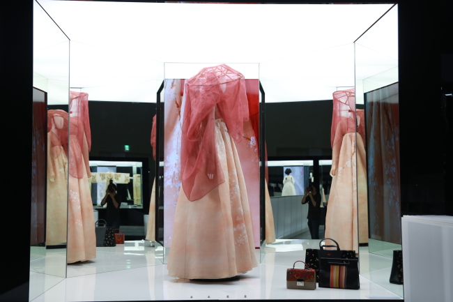 The dress that celebrates the 120th Anniversary of Korea-France Diplomatic Relations (Maison de LEE YOUNG HEE)
