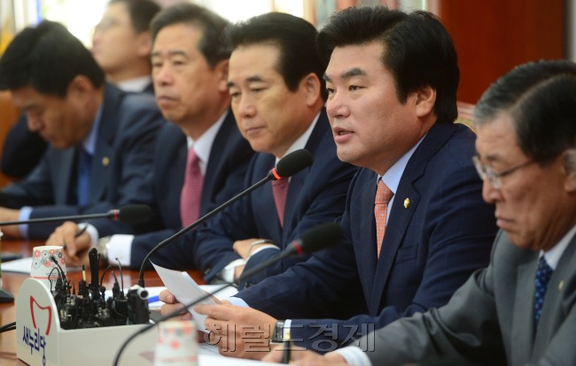 원유철 새누리당 원내대표가 2일 오전 서울 여의도 국회에서 열린 국정감사대책회의에서 모두발언을 하고 있다. 박해묵 기자/mook@heraldcorp.com
원유철 새누리당 원내대표가 2일 오전 서울 여의도 국회에서 열린 국정감사대책회의에서 모두발언을 하고 있다.  박해묵 기자/mook@