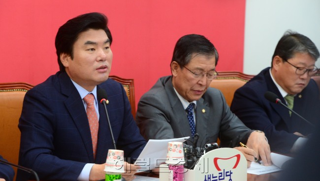 원유철 새누리당 원내대표가 2일 오전 서울 여의도 국회에서 열린 국정감사대책회의에서 모두발언을 하고 있다. 박해묵 기자/mook@heraldcorp.com