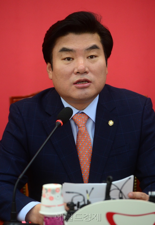 원유철 새누리당 원내대표가 2일 오전 서울 여의도 국회에서 열린 국정감사 대책회의에서 모두발언을 하고 있다. 박해묵 기자/mook@heraldcorp.com