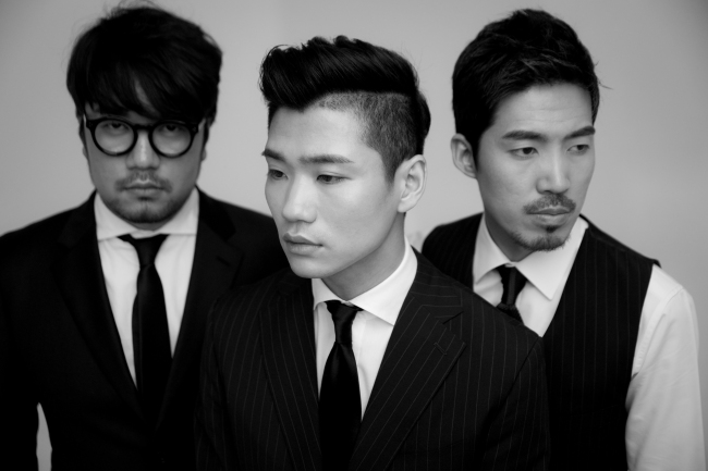 밴드 아이엠낫이 미니앨범 ‘후엠아이(whoami)’를 발표했다. 왼쪽부터 양시온(베이스), 임헌일(보컬ㆍ기타), 김준호(드럼). [사진 제공=아이엠낫]
밴드 아이엠낫이 미니앨범 ‘후엠아이(whoami)’를 발표했다. 왼쪽부터 양시온(베이스), 임헌일(보컬ㆍ기타), 김준호(드럼). [사진 제공=아이엠낫]
