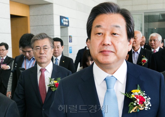 새누리당 김무성 대표가 2일 오전 서울 용산구 백범김구기념관에서 열린 제 19회 노인의날 기념식에 참석해 행사장으로 이동하고 있다. 박해묵 기자/mook@heraldcorp.com