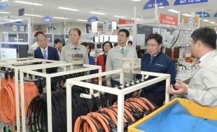 윤상직 산업통상자원부 장관(오른쪽에서 두번째)이 2일 오전 자동차 부품 수출기업인 유라코퍼레이션 청주공장 생산라인을 찾아 이 회사 관계자로부터 제품 생산 과정 등에 대해 브리핑을 받고 있다. [사진출처=산업통상자원부 제공]
