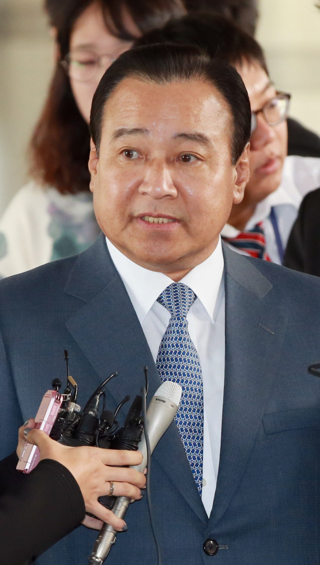 <YONHAP PHOTO-1480> 답변하는 이완구 전 국무총리 (서울=연합뉴스) 박동주 기자 = '성완종 리스트'에 연루됐던 이완구 전 국무총리가 2일 오후 첫 공판에 출석하기 위해 서울중앙지법으로 들어서던 중 취재진의 질문을 받고 있다. 검찰은 2013년 4월4일 충남 부여 선거사무실에서 성완종 전 경남기업 회장에게 현금 3천만원을 받은 혐의(정치자금법 위반)로 이 전 총리를 불구속 기소했다. 2015.10.2 pdj6635@yna.co.kr/2015-10-02 14:06:27/ <저작권자 ⓒ 1980-2015 ㈜연합뉴스. 무단 전재 재배포 금지.>
Lee Wan-koo