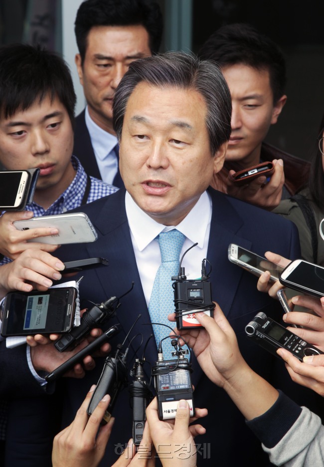 김무성 새누리당 대표가 2일 오전 서울 용산구 백범김구기념관에서 열린 ‘제19회 노인의 날’ 기념식에 참석한 뒤 기자들의 질의에 응답하고 있다. 박해묵 기자/mook@heraldcorp.com