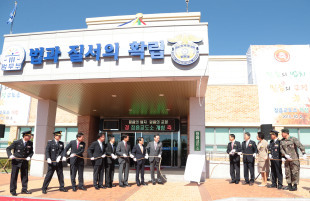 김현웅 법무부장관이 2일 오전 정읍교도소 개청식에서 참석자들과 현판 제막식을 하고 있다. [사진제공=법무부]