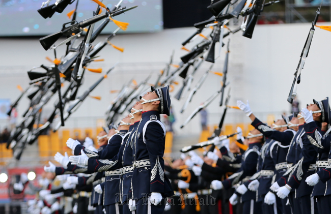 South Korea's guards of honor perform during an opening ceremony of the Military World Games in Mungyeong, North Gyeongsang Province, Friday. (Yonhap)