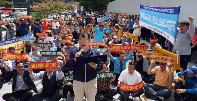 Self-employed cab drivers protest against the current taxi rates in Seoul earlier this month. (Yonhap)