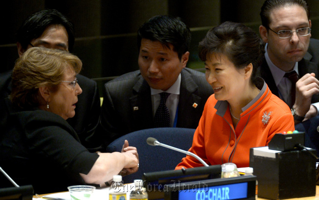 Lee Sung-hwan (center), an assistant presidential secretary for foreign affairs and President Park Geun-hye's execlusive English interpreter, sits between Park and Chilean President Michelle Bachelet during a U.N. session in New York on Sept. 27. (Yonhap)