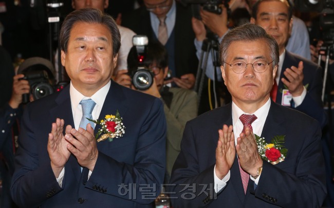 지난 2일 서울 용산구 임정로 백범김구기념관에서 열린 제19회 노인의 날 기념식에서 나란히 참석한 김무성 새누리당 대표와 문재인 새정치민주연합 대표. 박해묵 기자/mook@heraldcorp.com