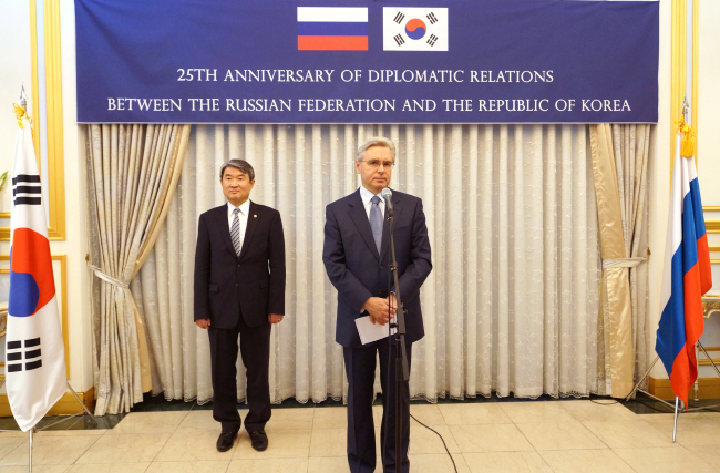 Korea’s First Vice Foreign Minister Cho Tae-yong (left) and Russian Ambassador Alexander Timonin at a reception marking the 25th anniversary of diplomatic relations between Russia and Korea at the Russian Embassy on Thursday.    Russian embassy