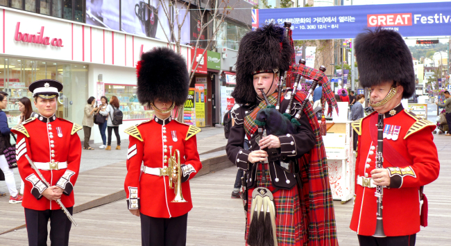 One of the oldest and best known bands in the British Army, The Band of the Coldstream Guards, performs in Sinchon in Seoul on Wednesday.
Joel Lee/The Korea Herald
